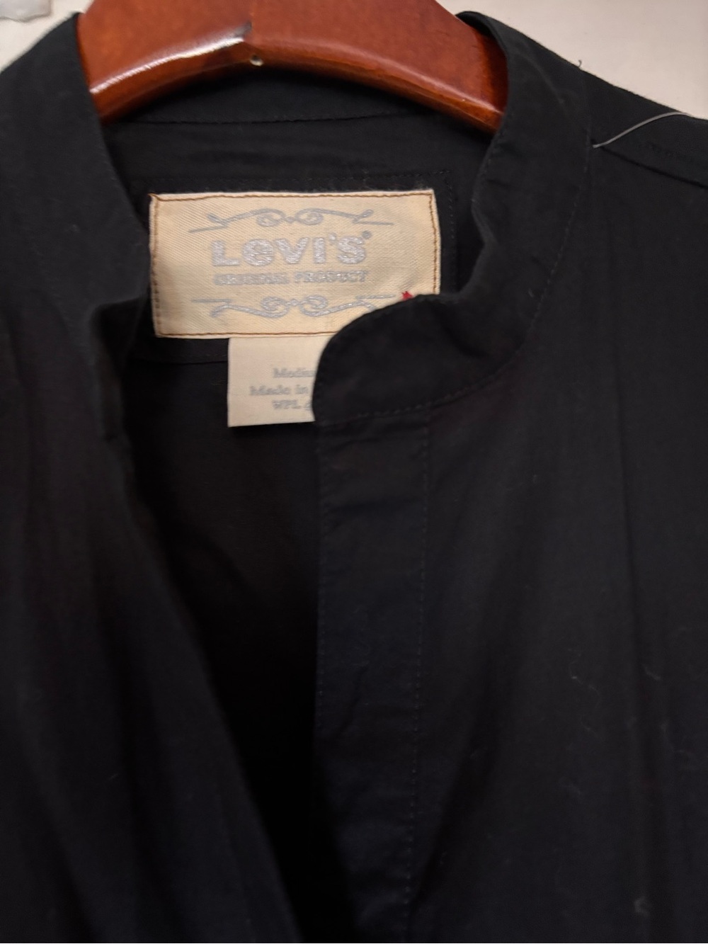 Levi’s Classic Black Button-Front Short Sleeve Blouse - Picture 3 of 9